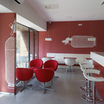 o tapetách WAL1 v časopise Designguide - kavárna kafec- červené sifony