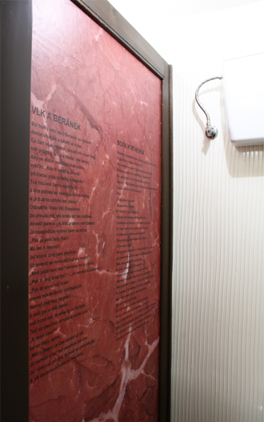 originální tapeta na toaletách restaurace - maso