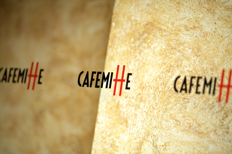 cafe Mitte řezaná grafika - logo na dveřích