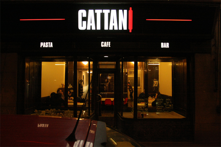 Cattani - světelná reklama na restauraci