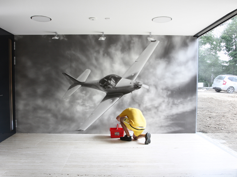 letadlo - černobílá fotografie na stěně haly - instalace