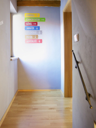 hostel Mitte samolepky na stěnu - řezaná grafika