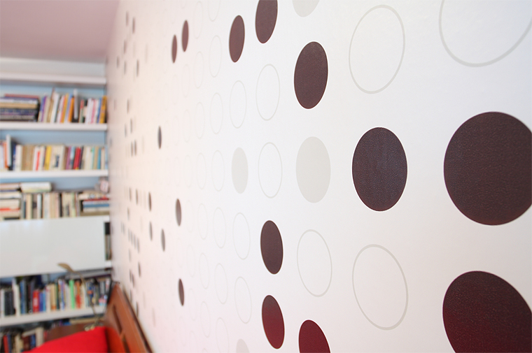 originální tapeta ložnice puntíky hdědá barva - detail