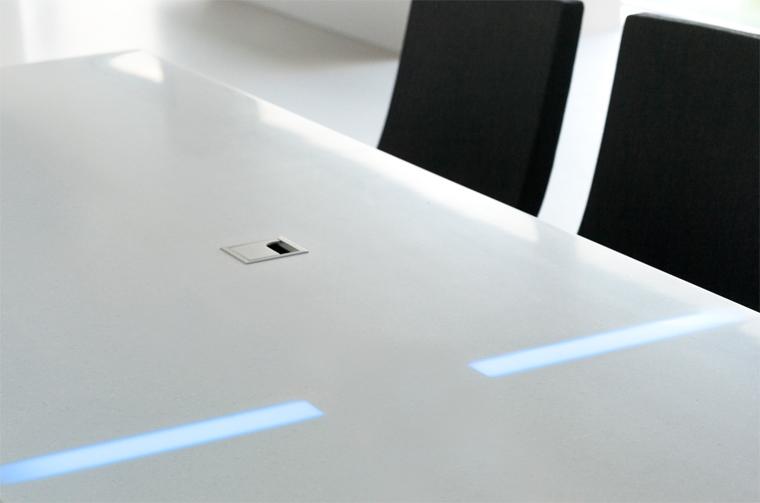 reference style plus showroom světlo v desce stolu